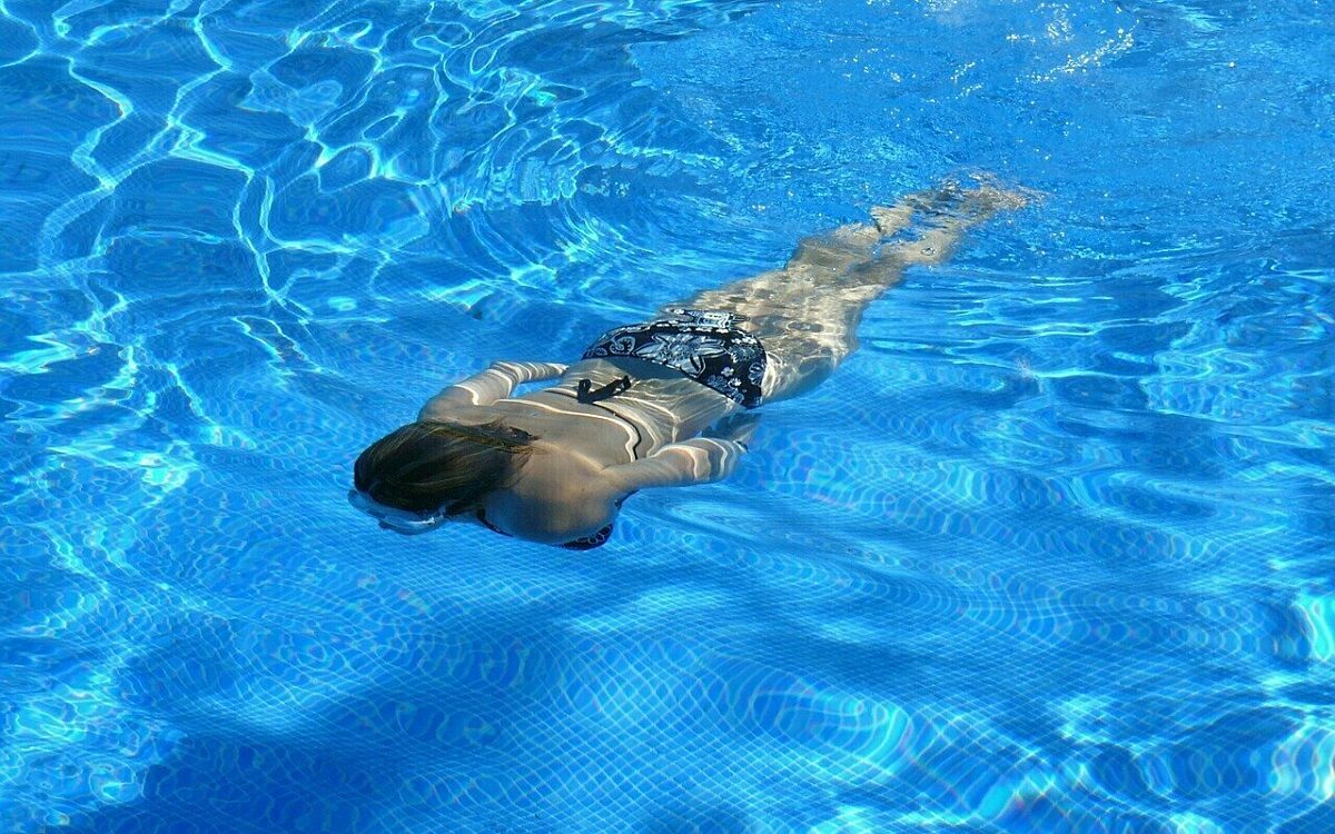 Frau taucht im schwimmbad Frau taucht im schwimmbad